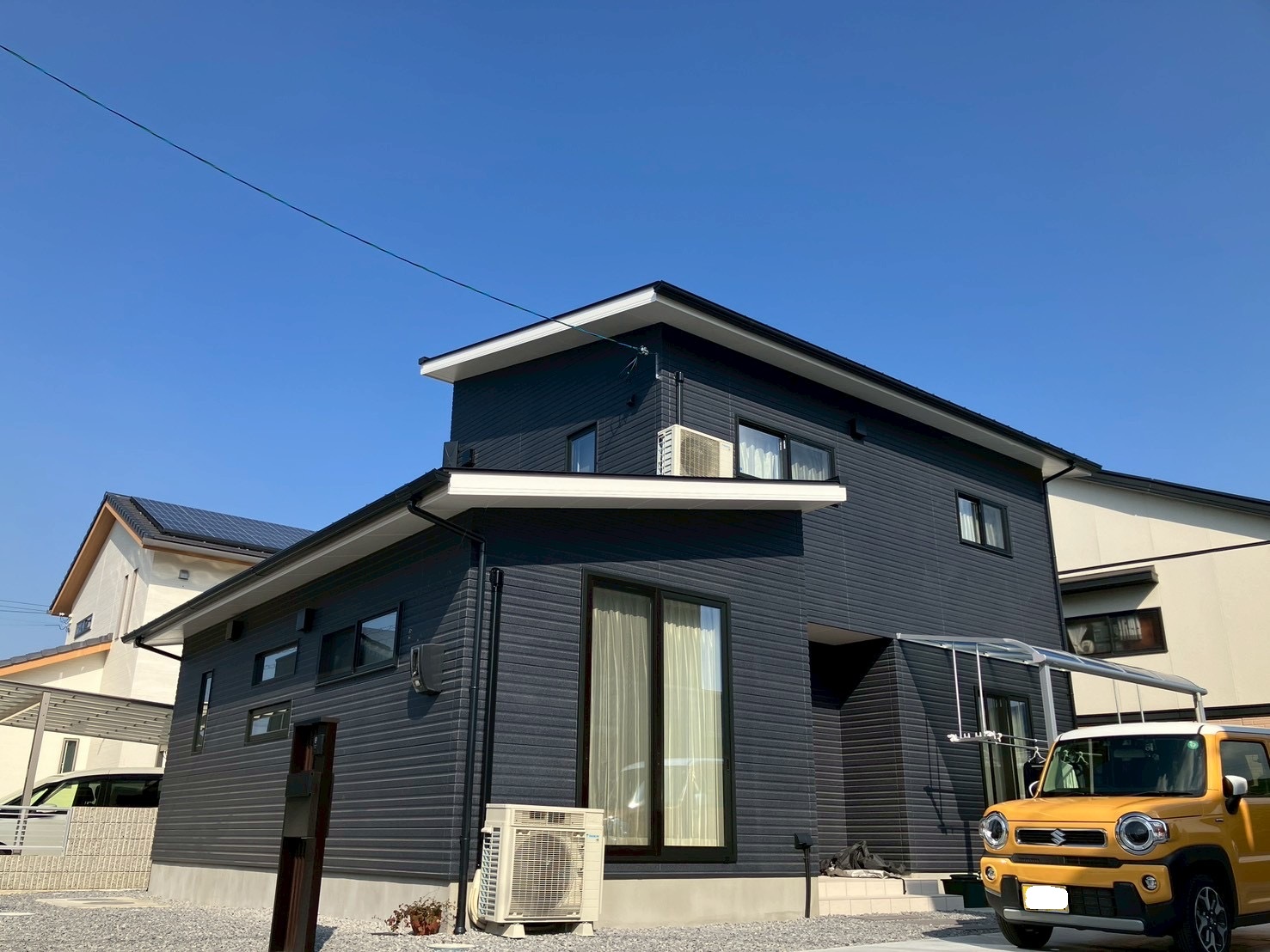 上品なくすみトーンが魅せる、落ち着きの二階建て住宅